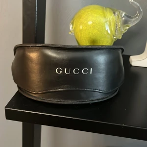 Äkta Gucci solglasögon  - Solglasögonen är i bra skick, använda ca 2 gånger. Gjordes 2006