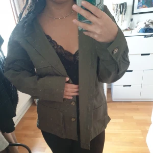 Militärgrön jacka - Jättefin militärgrön jacka från Gina Tricot! Storlek S. 200 kr + frakt💓