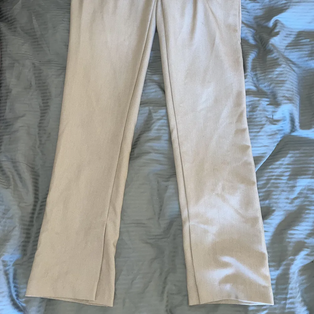 Kostymbyxor från NA-KD, som nya, använt nån enstaka gång🌸Slits nera vid benen, Strl 32, passar även 34. Jeans & Byxor.
