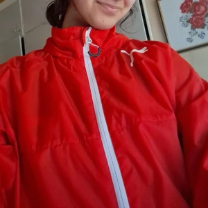 Sportjacka  - En asfin sport/vindjacka från Interport med märket puma.   Så snygga färger, så göad och tjejig.   Säljer den då den är för lång för mig :( Är 166 cm. Den har luva. Man kan vika ärmen. Funkar som regnjacka. Står S men känns som M