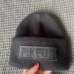 Pikeurmössa❤️ - Hej. Säljer denna Pikeur mössa som jag fick i julklapp. Jag har aldrig använt den. Köpt för 499kr på svenskridsport.se💕💕