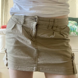 Cargokjol i storlek 38 - Skitsnygg cargokjol som jag altererat själv, midjemåttet är ca 76cm men kan tar ut i midjan, frakt ingår ej i priset! TAR EMOT PRISFÖRSLAG! 💖