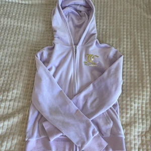 Juicy couture  - Säljer en lila juicy couture tröja i storlek 10-11 år passar dig som använder 146-152 💕 säljer för 250 kr men köpt för 800 kr . Super fint skick och inga anmärkningar , ⚡️tveka inte på att skriva vid intresse eller vid frågor frågor ⚡️