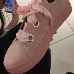 Rosa sneakers - Säljer mina superfina K.Cobler sneakers i mocka-liknande material, nypris 999kr. Storlek 37 (passar 38) Anväda en gång och fick tyvärr en fläck då på tån som jag inte får bort, (kan skicka bild vid intresse) annars väldigt bra skick. 🌸🌸🌸 Frakt 👇🏼