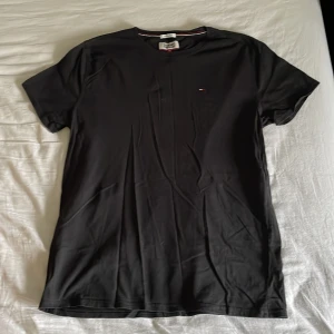 Tommy hilfiger  - Svart tisha, sparsamt använd 