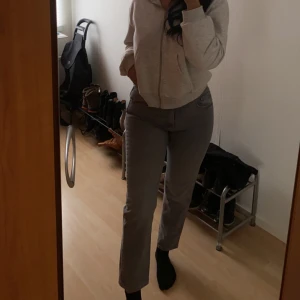 Zara jeans  - Säljer mina jätte snygga gråa jeans från Zara då dom är lite för små för mig, Aldrig använt