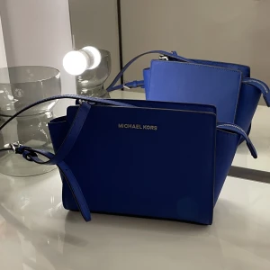 Michael Kors väska - Blå jättefin väska från mk. Fick i present och har knappt använt, så den är i nyskick! 💗 