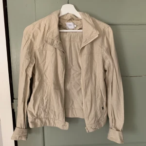 Vårjacka - Tunn jacka som påminner om en jeansjacka, materialet är dock hälften linne och hälften viskos, säljer då den är för liten för mig🌼 (saknar knapp vid kragen)
