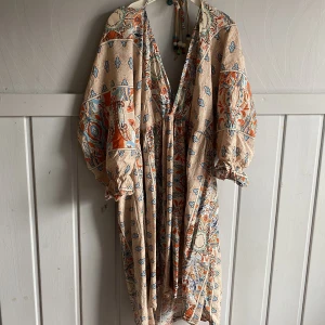 Bohemisk klänning - Lite kortare variant, så himla skön och luftig. Fina mönster och öppen rygg✌🏼🌿