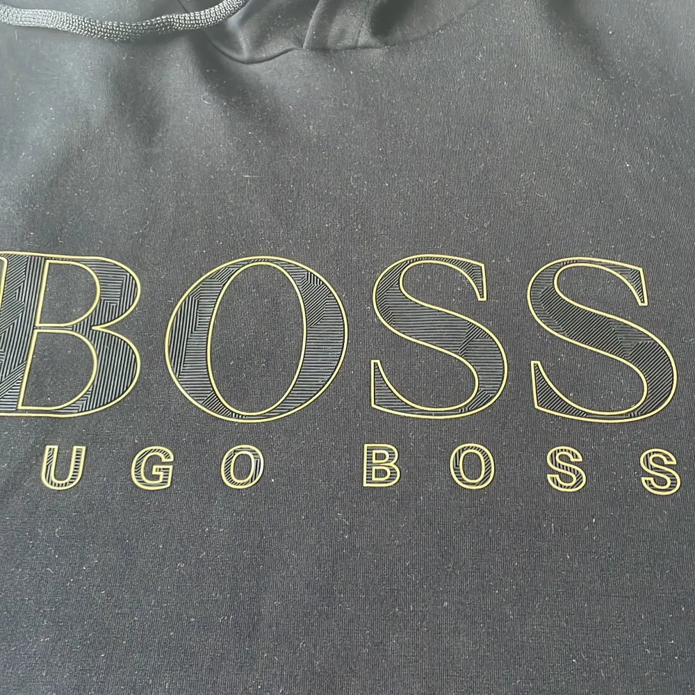 Säljer min nästan oanvända Hugo Boss Hoodie. Är knappt använda och är 9,5/10 i skick. Tyvärr så har jag inget kvitto eller påse då jag köpte den för ett tag sedan. Hoodies.
