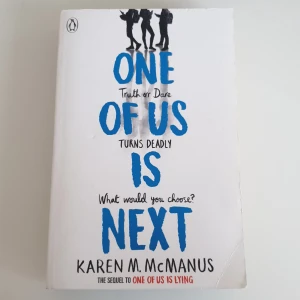 One of us is next  - Säljer denna otroligt bra bok då jag råkade köpa dubbla. På framsida finns en liten vikning men annars är boken som ny!  Skriv gärna för fler bilder eller vid funderingar🤍