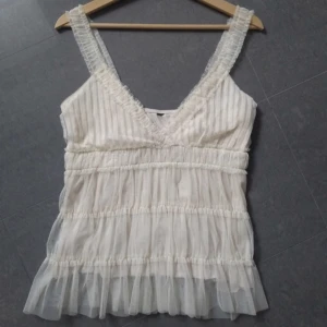 Cremefärgad Volangtopp - Vit topp, supersöt med volanger. Mesh/spets/bomull.