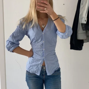 Söt blus Zara storlek xs - Söt blus från Zara i storlek xs-s. Köpt för längesen men sparsamt använd, kontakta vid intresse 💕budgivning då många va intresserade☺️
