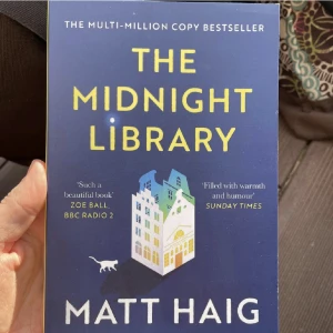 Bok, the midnight library  - Boken ”the midnight library” skriven på engelska av Matt Haig. Väldigt populär på booktok! Den är endast läst en gång, så i jättefint skick. Hör av er om ni har några frågor.😊