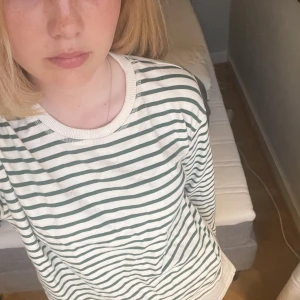 Zara tröja - Grön och vit randig Zara  tröja, lite oversized 