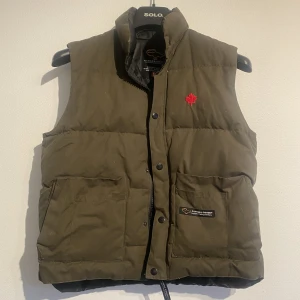 Vintage canada goose väst - En vårig canada goose väst som jag köpt second hand, äldre och ganska ovanlig modell. Inga tydliga tecken på användning förutom att stygnen på ena framfickan har gått upp lite. 