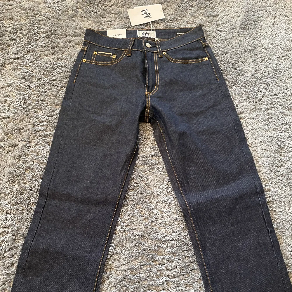 Säljer ett par helt nya raka Eytys jeans då de är för små för mig💘Står 29/34 men skulle säga att de snarare är 27 eller 28 i midjan!. Jeans & Byxor.