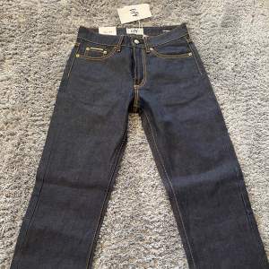 Säljer ett par helt nya raka Eytys jeans då de är för små för mig💘Står 29/34 men skulle säga att de snarare är 27 eller 28 i midjan!