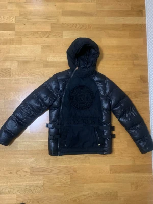 Gangsta glorious  - Jackan har 2 små skador som knappt syns. Använd i 2 månader och är i bra skick