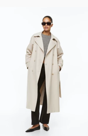 Beige kappa H&M  - Jätte fin kappa från H&M tyvärr får jag inte till en rättvis bild men den är iprincip oanvänd! Säljer pga att den är för stor😌
