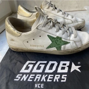 Golden goose skor - Golden goose skor i strl 36 men sitter som en 37a! Bra skick, byter görna mot ett par i 37 eller 38 eller ett par andra skor. Sista är egen bild två första är lånade