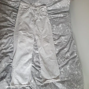 Dr Denim Vita Jeans - Vita Dr Denim raka jeans säljes för 200 kr Köpta på salty dog för 799 kr nypris. I gott skick, men har gul fläck på högra bakficka. Kan säkert åtgärdas med antingen blekmedel eller färgning av hela byxan. 