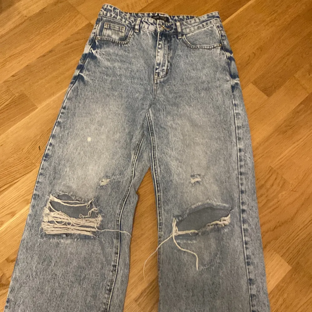 Jeans i fint skick, inga fläckar som de ser ut att vara på bilden, byxorna är sådana. . Jeans & Byxor.