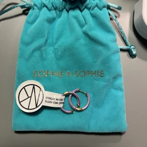 Sophie örhängen  - Helt oanvända Sophie by Sophie örhängen💗Ny pris 990kr säljer för 600 (pris kan diskuteras) KÖPAREN STÅR FÖR FRAKTEN! 