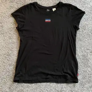 Svart T-shirt från Levis i strl M. I använd bra skick!