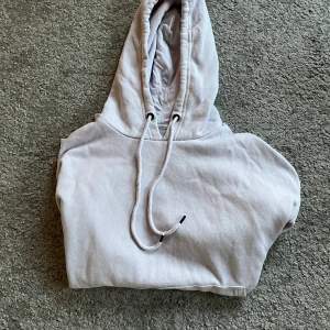 Lila hoodie i strl M från Even & Odd. Använd bra skick!