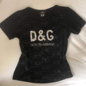 Jättefin D&G t-shirt köpt på humana! Skicket är bra förutom att några stenar som försvunnit! Storleken är L men det tycker jag verkligen inte stämmer utan skulle säga S/M, jag på bilden är XS/S. Fraktar men möts gärna upp! 💋