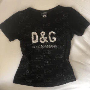 Dolce & Gabbana t-shirt - Jättefin D&G t-shirt köpt på humana! Skicket är bra förutom att några stenar som försvunnit! Storleken är L men det tycker jag verkligen inte stämmer utan skulle säga S/M, jag på bilden är XS/S. Fraktar men möts gärna upp! 💋