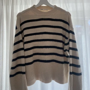 Stickad tröja  - Storlek s 