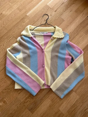 Stickad kofta  - Stickad kofta från NA-KD.  Endast använd en gång! 