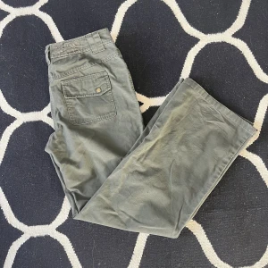 Gröna byxor - Säljer dessa gröna byxor som liknar Mathilda Djerfs cargo byxor, då de tyvärr är för små. Köpta secondhand. I storlek 40 men är för små för mig som brukar ha 38-40