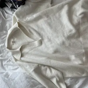 Snygg vit stickad tröja använd fåtal gånger köpt från H&M.