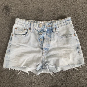 Shorts - Säljer ett par ljusblåa shorts då jag redan har flera liknade. De är i superbra skick och är endast använd några fåtal gånger. 