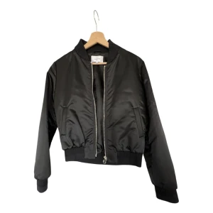 Svart bomberjacka 😍 - Skitsnygg svart bomberjacka. Helt ny. Bra skick. Nypris: 899kr.❤️❤️