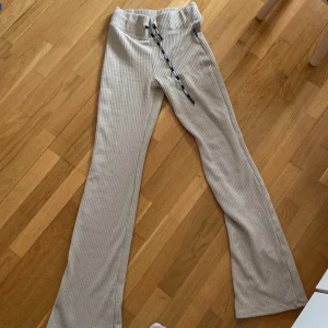 Ett par stronger mjukisbyxor - Ribbstickade, jättesköna, från stronger 