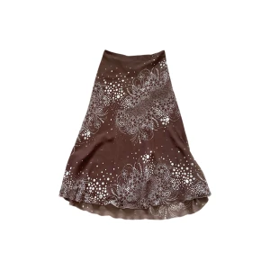 Brun mönstrad kjol - Fin och unik maxikjol med vita detaljer. I mesh material och därför luftig och skön. Från Mexx. Storlek 40 men passar mig som har 36 i midjestorlek