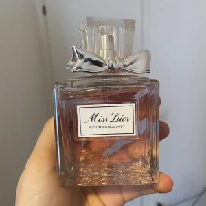 DIOR - Miss Blooming Bouquet - En DIOR parfym i lukten av Blooming Bouquet som jag har använt 3-4 gånger. Har ingen användning till parfymen därav väljer att sälja den. Förpackning och kvitto till parfymen saknas. För fler frågor skrivs privat❤️