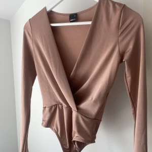 Långärmad body - Långärmad body i supersnygg rosa färg från Gina. Storlek XS!