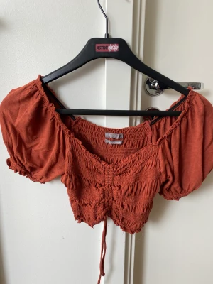 Fin topp från Urban Outfitters - Superfin brun topp från Urban Outfitters. Endast använd vid ett tillfälle. Stretchig i materialet så skulle säga att den passar XS-M. 