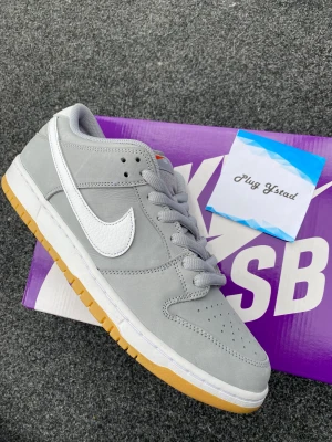 Nike SB dunk low ” wolf Grey ”  - - skick 10/10 nya  - storlek Us 12 / EU 46  - pris 1699kr exklusive frakt 🚚  - kvitto ifrån streetlab finns. 