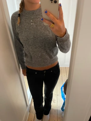 Zara tröja - Säljer denna ursnygga gråa stickade tröja!💓 Den är i bra skick och säljer pga att den inte kommer till användning❤️ som det är flera intresserade, blir det budgivning. Köparen står för frakt!