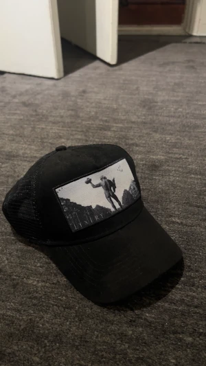 Lyxery keps - Poseidon - Säljer min helt oanvända keps från Lyxery.  Modellen heter Poseidon.  Jättefin keps med noggranna detaljer och sömmar.   Nypris 799. Kan diskuteras  Finns i Borlänge    