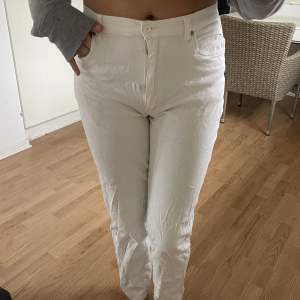 Vita, tunna jeans från speciell i storlek 40. Använda 2 gånger🤍