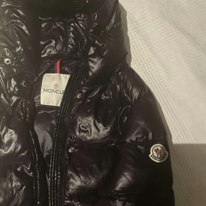 Moncler jacka - Säljer en riktigt snygg moncler jacka åt min kompis eftersom han har tyvärr växt ut den. Kvinn-modell fast passar även män.  Inget kvitto och inget äktighethetsbevis  fast QR-koden leder till deras hemsida. Köpt för 3000 kr. Priset kan diskuteras. 