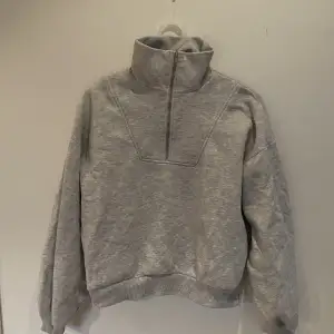 Grå zip up sweatshirt från Gina tricot.