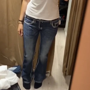Lågmidjade jeans med fina detaljer - Säljer dessa lågmidjade ”western” inspirerade jeans! Köpta på ”Western Track & fashion” och är slutsålda i många storlekar! Helt nya, lappen kvar. Nypris: 600kr 